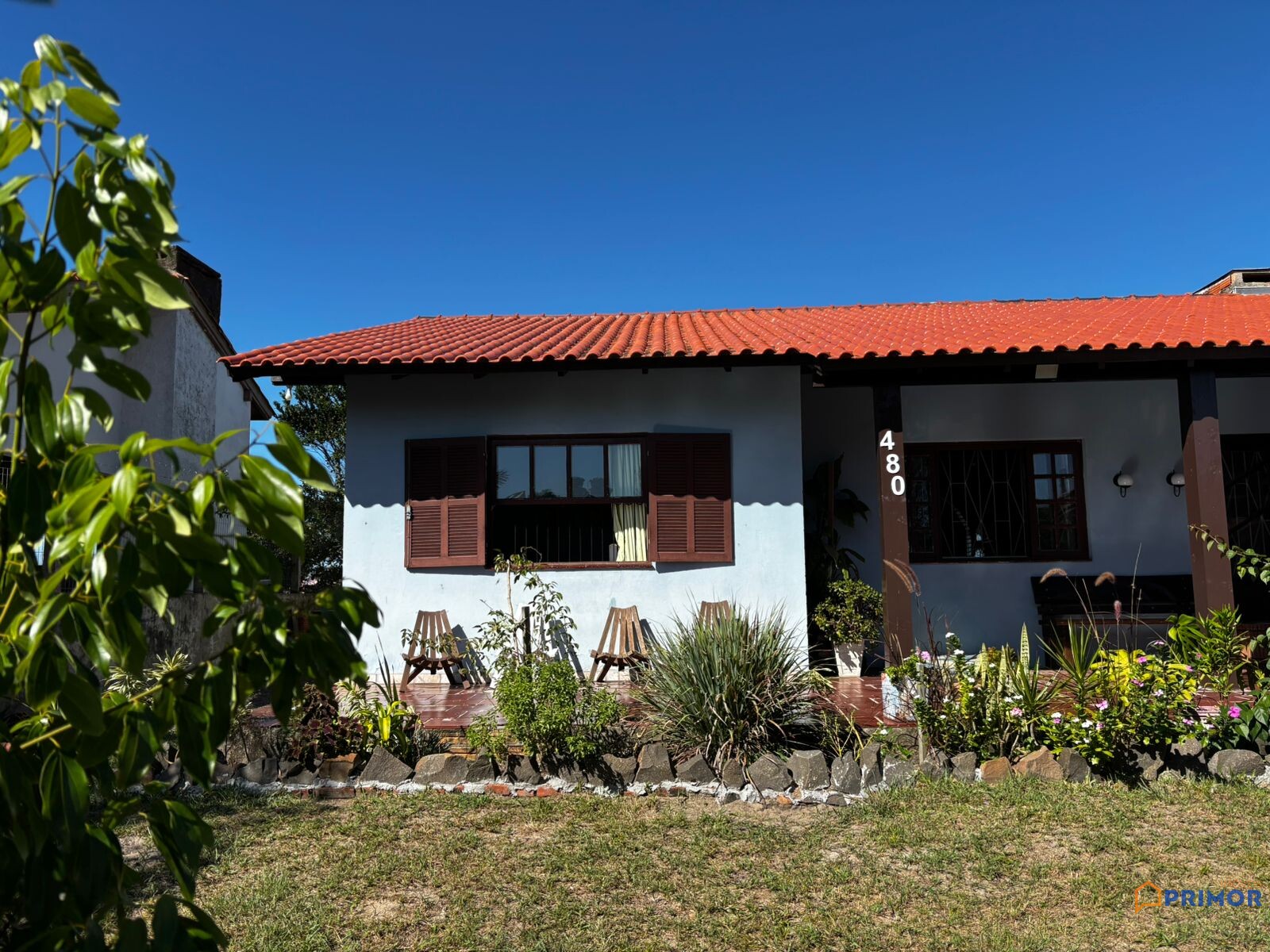Casa charmosa com conforto, espaço e qualidade de vida a poucos minutos do mar no bairro Turimar