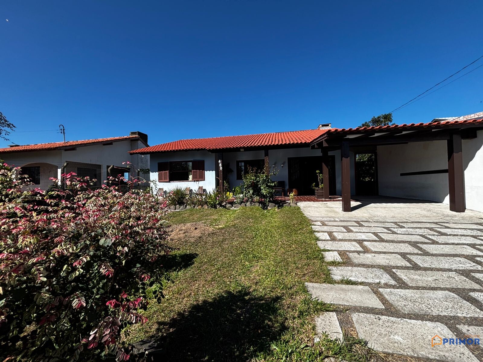 Casa charmosa com conforto, espaço e qualidade de vida a poucos minutos do mar no bairro Turimar
